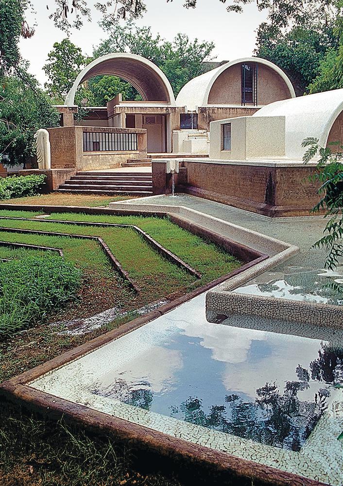Auch bei seinem eigenen Ateliergebäude Sangath in Ahmedabad durchdringen sich Landschaft und Architektur und wurden zu einer Einheit. In die Tonnengewölbe aus Beton sind traditionelle flaschenförmige Tonkrüge eingelegt.