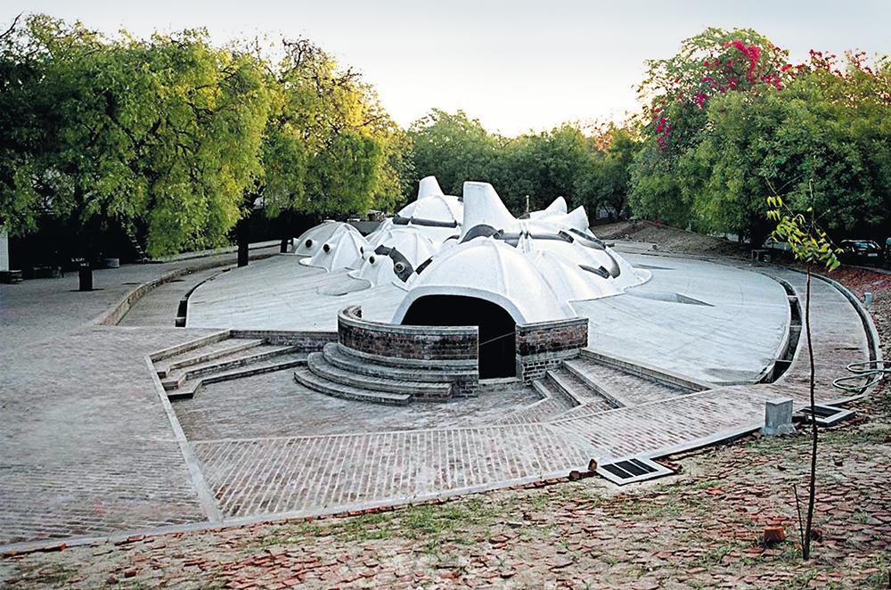 Untypisch für den langjährigen Anhänger des Brutalismus und Strukturalismus: mit der Gufa Galerie in Ahmedabad löst sich Doshi 2005 von Rastern und orthogonalen Grundrissen.