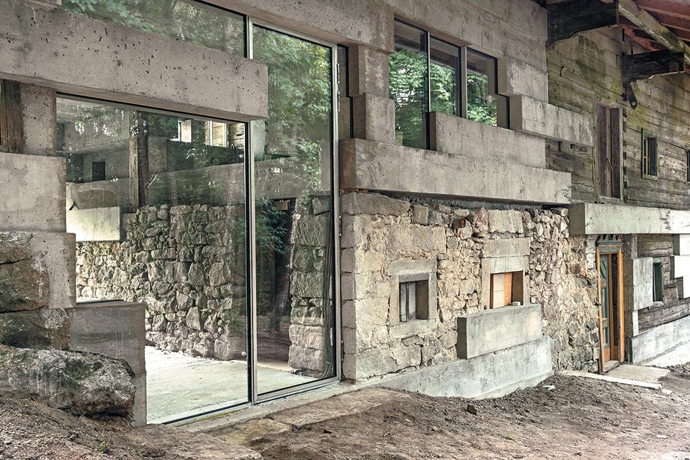 Das Haus am Schedlberg im Bayerischen Wald ist Haimerls jüngstes Projekt. Der Architekt sanierte das verlassene Austragshaus in Eigeninitiative. Es soll temporär als Kunstobjekt vermietet und als Schedlberg Akademie genutzt werden.