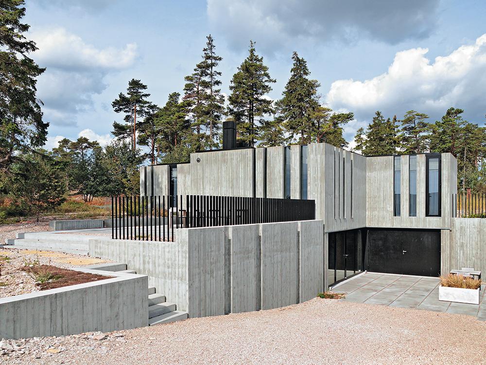 Sichtbeton, Holz und Metall in gedeckten Farben prägen die Neubauten auf der Halbinsel. Das Haus
Udden 6–7 ist eines der größten von ihnen. 2017 erhielten Skälsö dafür den „Villapriset“ für den
besten Wohnhausneubau in Schweden.