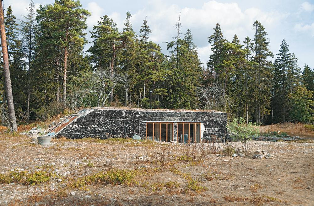 Der Bunker Byggnad 8 diente den Architekten 2012 als Testobjekt für die späteren Bunkerumbauten. Zunächst als Informationsbüro für Bungenäs konzipiert, nutzt ihn jetzt ein Künstlerpaar als Sommerhaus.