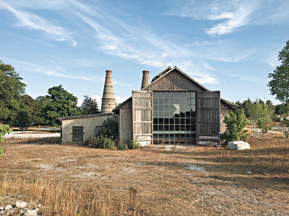 Die um 1910 errichtete Kalkbrennerei ist der größte überirdische Bestandsbau auf dem Areal. Behutsam haben ihn Skälsö Arkitekter zum Restaurant und zur Kunstgalerie umgebaut. Der Anbau
links dient inzwischen als Kinderkino.