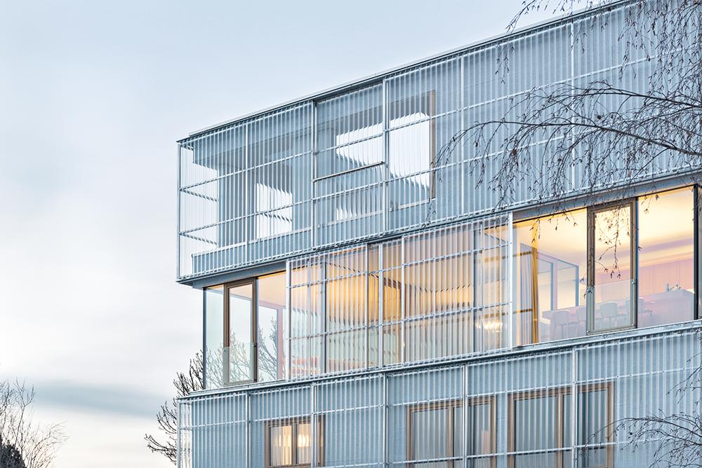 Während die Büroräume durch die Lochfenster der Bestandsfassaden belichtet werden, öffnet sich die Maisonettewohnung durch großfächige Verglasungen zur Landschaft. Neben solaren Energiegewinnen tragen eine hochdämmende Gebäudehülle und eine mechanische Lüftung zur hohen Energieeffizienz bei.