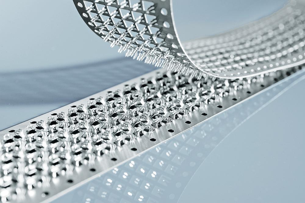 Metallklettbänder für besonders hohe Anforderungen an Klettverbindungen sind als Haken-Ösen-System oder wie hier als Schnappverschluss bereits auf dem Markt. Angewendet werden sie noch selten.