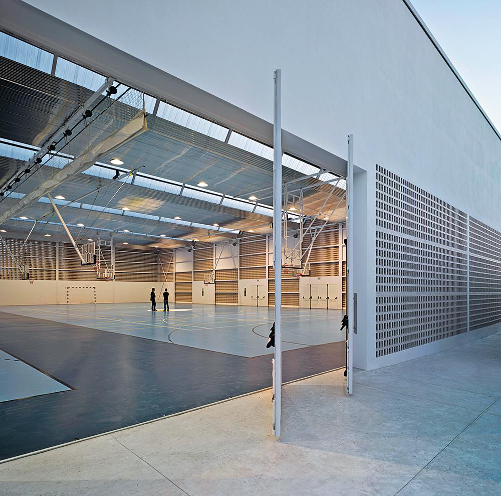 Der Outdoor-Charakter der Anlage war den Architekten sehr wichtig. Daher verbinden Öffnungen im Mauerwerk und große Tore die Halle mit dem Außenraum.