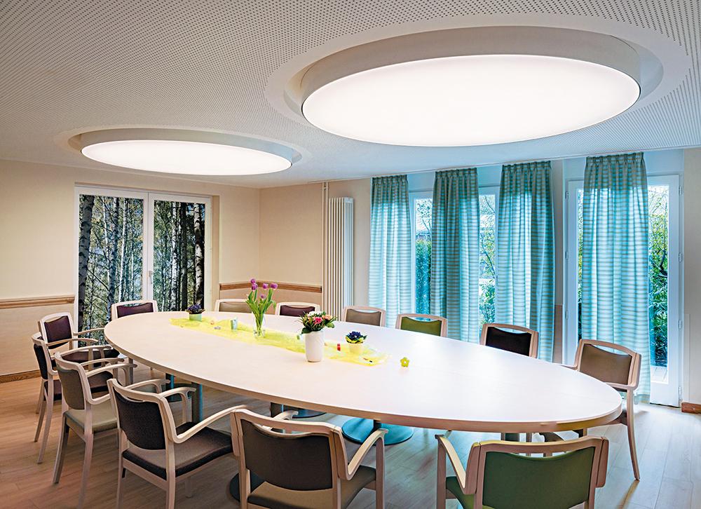 Die LED-Leuchten im Berliner Seniorenwohnheim Bischof-Ketteler-Haus spenden nicht nur helles, blendfreies Licht. Ihre Lichtfarbe variiert je nach Tageszeit zwischen 2700 und 6500 K, um den Tagesablauf der Bewohner zu unterstützen.