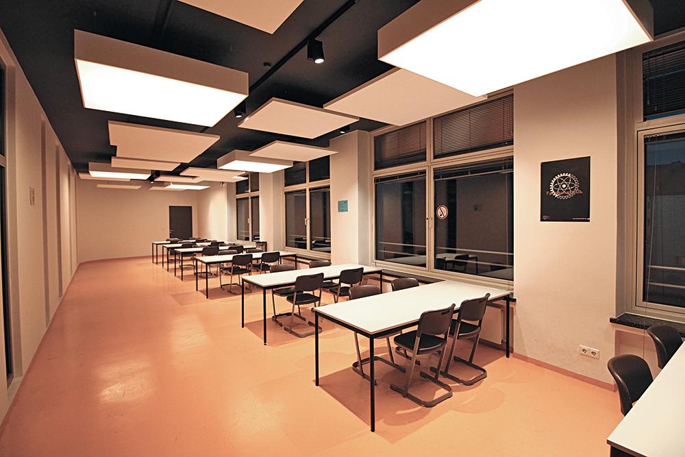 In this study room at the Munich University of Applied Sciences, the lighting was attuned to the human sleep-wake rhythm. The light colour of the LED panel luminaires varies considerably depending on the time of day.