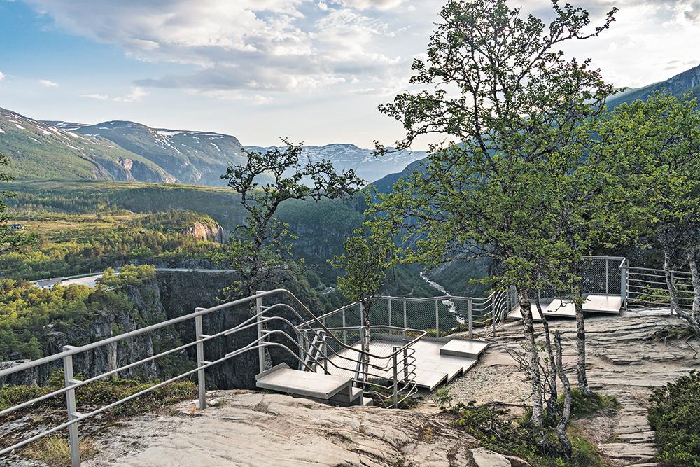 Die Aussichtsplattformen am Vøringsfossen passen sich dem felsigen Gelände an und bieten eindrucksvolle Ausblicke auf die Landschaft.