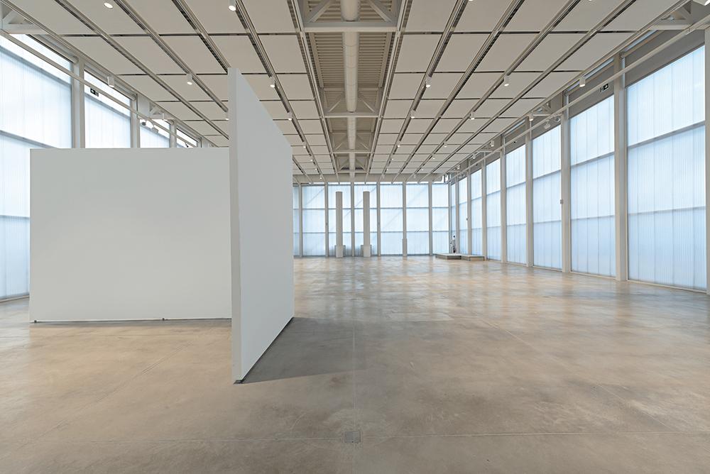 Zweischalige Polycarbonatfassaden lassen gedämpftes Licht in den knapp 8 m hohen, flexibel bespielbaren Innenraum.