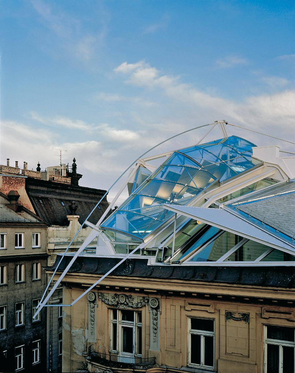 Wien hat eine junge Tradition extravaganter Dachaufbauten. Im 1. Bezirk haben Coop Himmelb(l)au 1988 mit ihrem dekonstruktivistischen Ausbau für eine Kanzlei einen Präzedenzfall für den Denkmalschutz geschaffen.