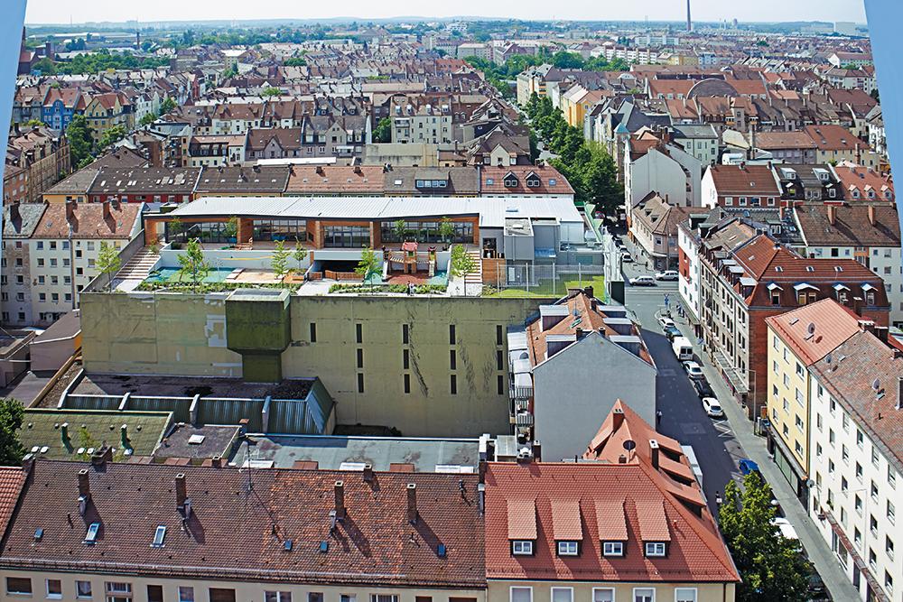 Auf ein Parkhaus der Nürnberger Südstadt setzten querwärts Architekten 2015 die Kindertagesstätte
Wolke 10.
