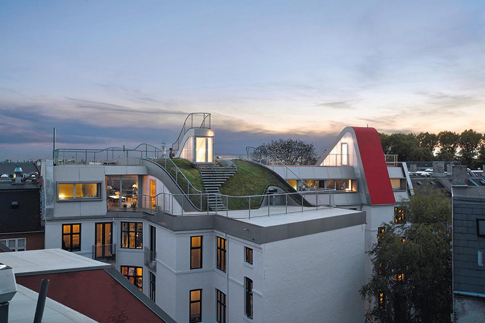 Bei der Nachverdichtung in Kopenhagen ergänzten JDS 2014 nicht nur drei Penthouse-Wohnungen auf dem Dach eines Mehrfamilienhauses. Darüber schufen sie eine Terrasse für alle seine Bewohner.