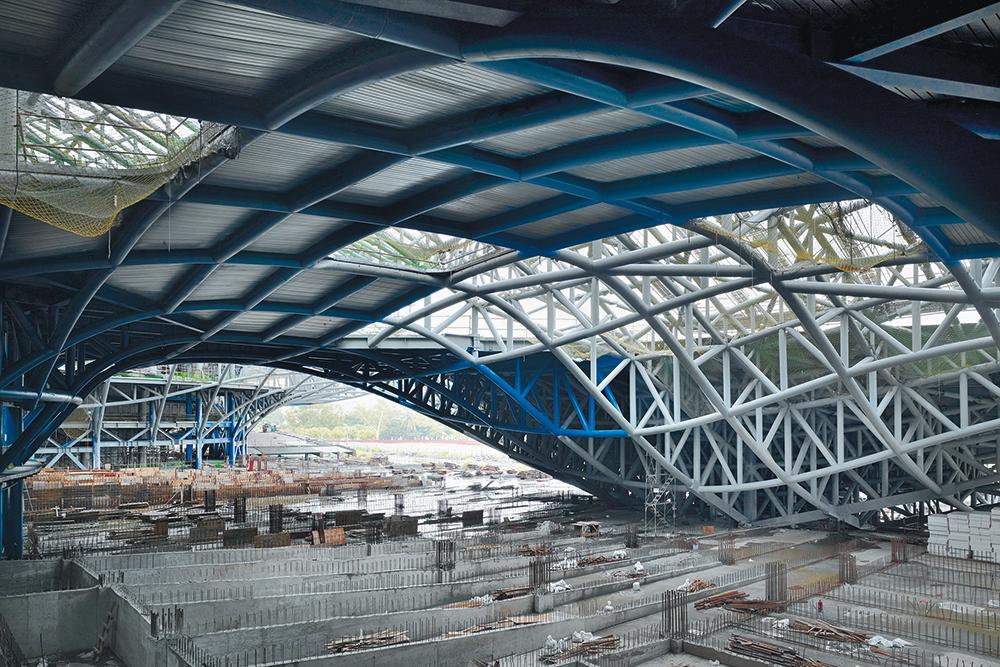 Die Bereiche unter der Banyan Plaza sind in Beton gebaut, während die Obergeschosse aus einer
wellenförmigen Stahlkonstruktion bestehen.