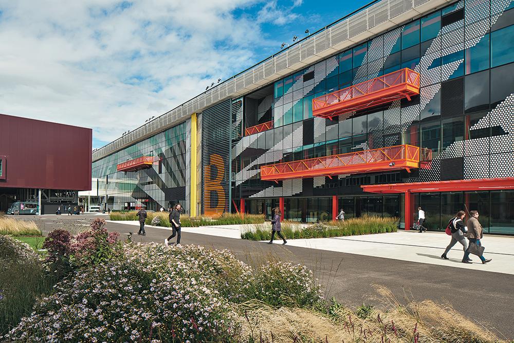 Die Signalfarbe Orange verschafft dem Innovationscampus eine eigene Identität und verleiht ihm eine kreative Frische, die sich auch in den Nutzungen der einzelnen Gebäude widerspiegelt.