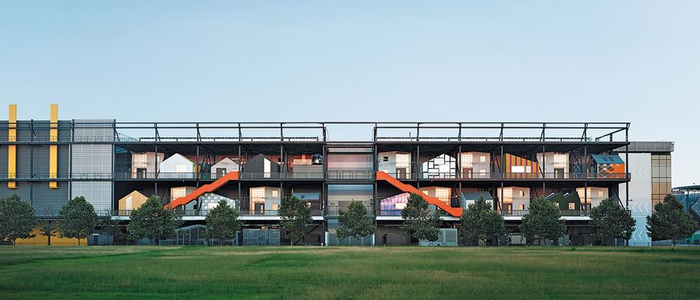 „The Gantry“, das Gerüst, nennt sich das Stahlregal, in das Hawkins Brown kleine Künstlerateliers aus Brettsperrholz gestellt haben.