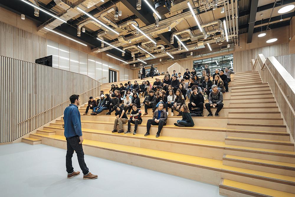 Auch das Robotic Lab der University of Central London hat sich hier einquartiert – mit Prüfmaschinen, Robotern, Werkstätten und einem Auditorium.