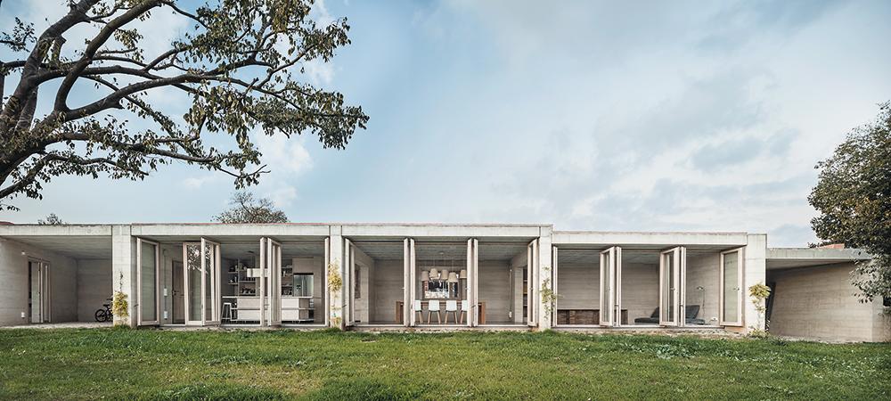 In der Fassade dieses Hauses in Ullastret verwendeten die Architekten die Steine aus der abgebrochenen Grundstücksmauer wieder. Der Beton wurde abgespitzt, um den Steinzuschlag freizulegen.