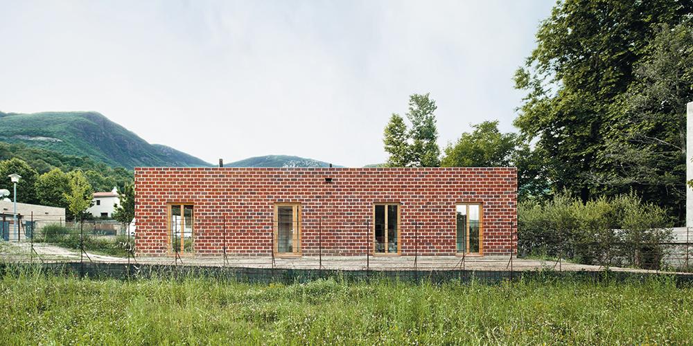 Durch radikale Reduktion gelang es den Architekten 2011, bei diesem Wohnhaus für ein junges Paar in Gualba bei Barcelona die Baukosten um mehr als 50 % zu senken. Ein zweites Geschoss entfiel ebenso wie alle Decken- und Wandverkleidungen innen und außen.