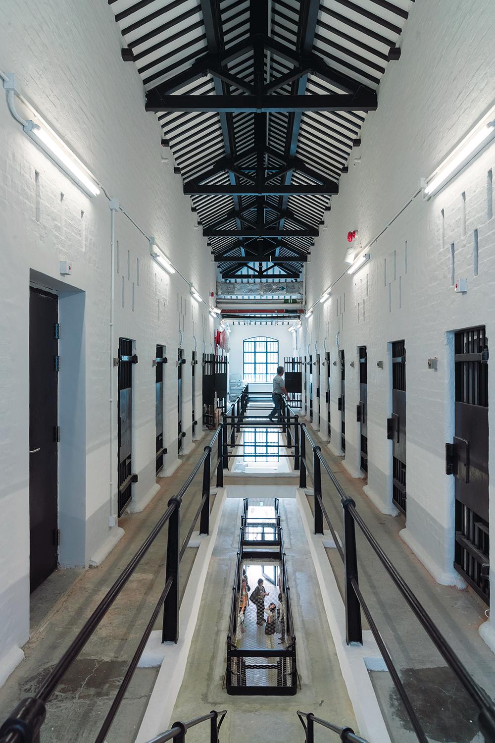 Das ehemalige Gefängnis blieb als Besucherzentrum weitgehend erhalten. Daneben bietet eine großzügige Freitreppe Sitzgelegenheiten unter dem Auditorium.