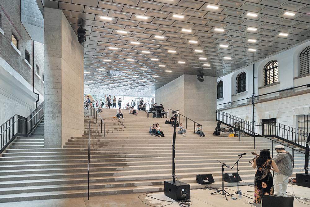 Das ehemalige Gefängnis blieb als Besucherzentrum weitgehend erhalten. Daneben bietet eine großzügige Freitreppe Sitzgelegenheiten unter dem Auditorium.