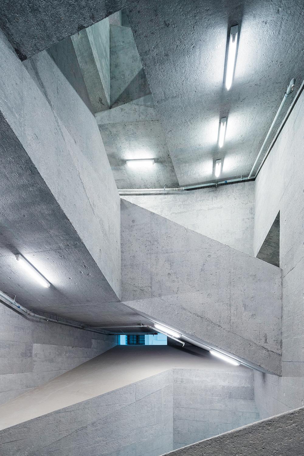 Eine monolithische Betontreppe verbindet den Freibereich mit dem Auditorium für 200 Besucher.