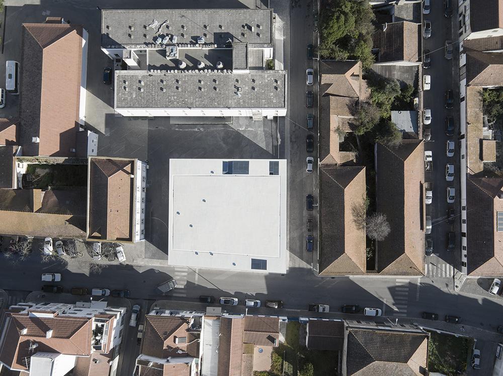Der Neubau grenzt das Areal des Altersheims zur Straße hin ab und bildet zugleich einen gemeinsamen Treffpunkt für Bewohner und Nachbarn.