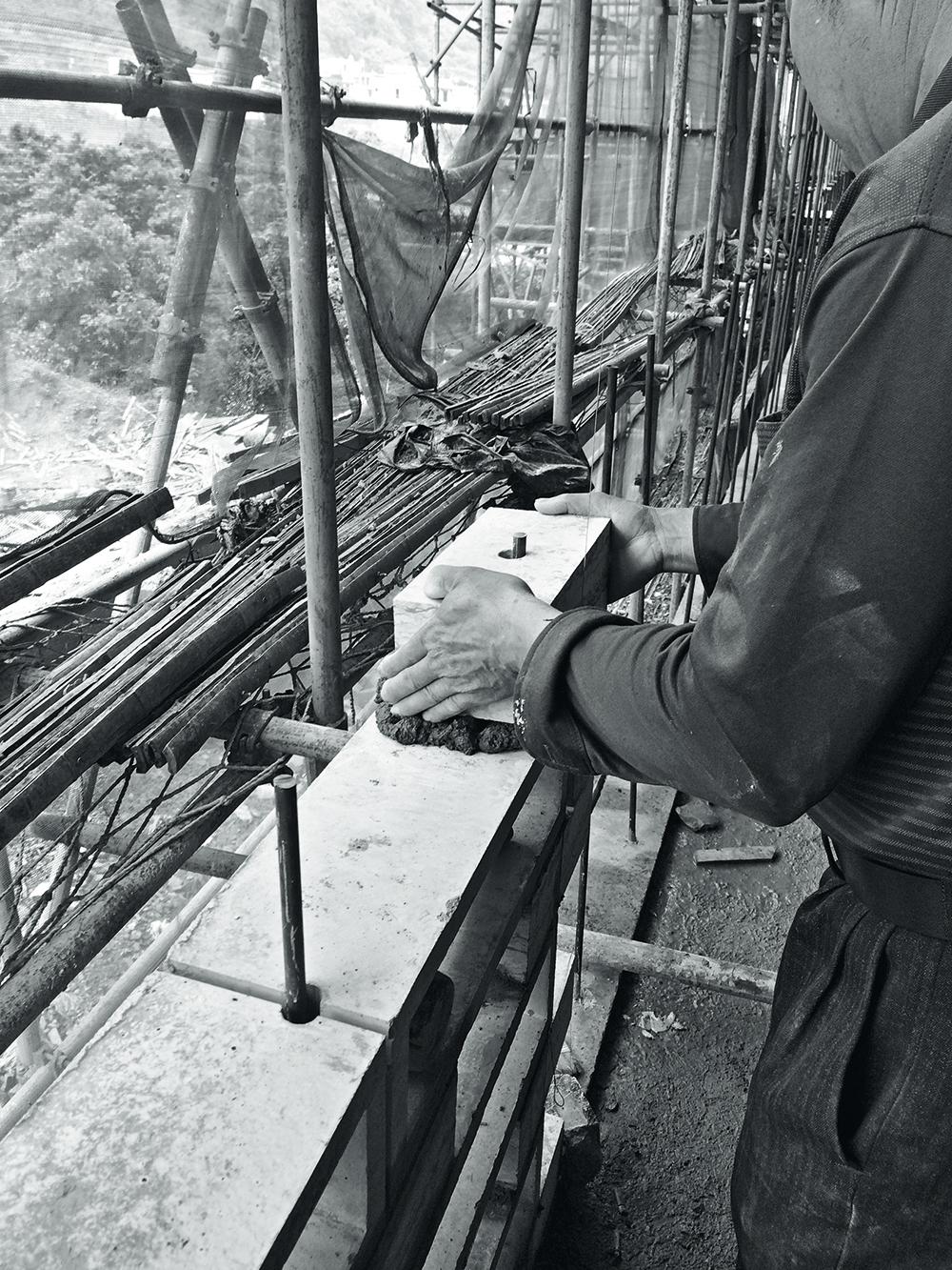Für die Herstellung der 450/258/120 mm großen Faserbetonrahmen mit einer Wandstärke von nur 25 mm wurde eine Feldfabrik neben der Baustelle eingerichtet.