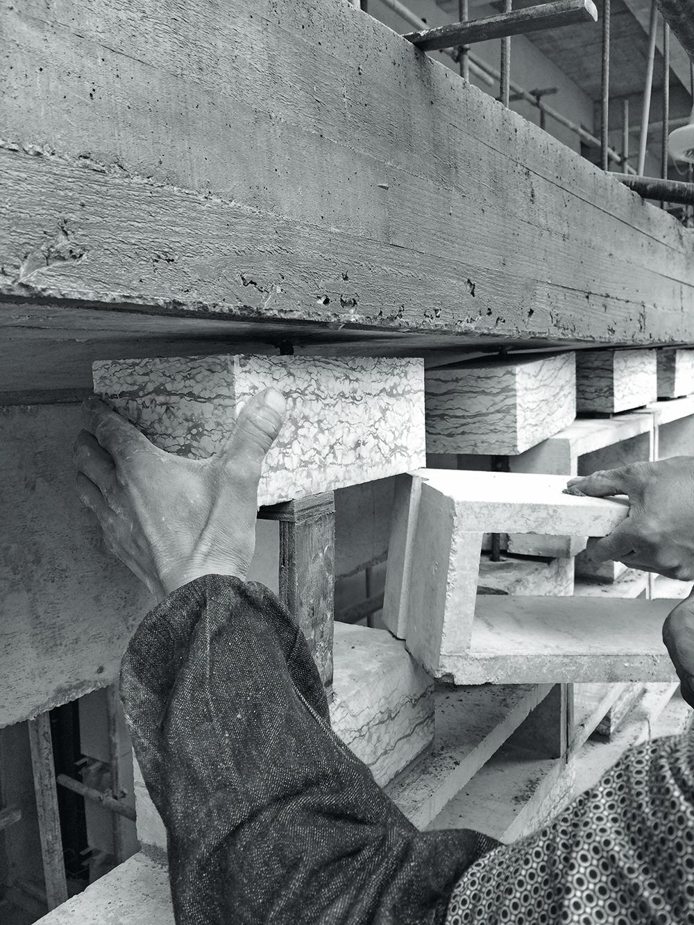 Für die Herstellung der 450/258/120 mm großen Faserbetonrahmen mit einer Wandstärke von nur 25 mm wurde eine Feldfabrik neben der Baustelle eingerichtet.