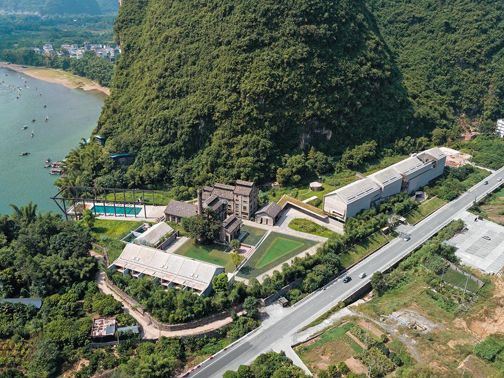 Die Zimmertrakte rahmen die historischen Bauten wie die Exponate eines Freiluftmuseums. Vom Pool auf der Plattform unter der Kranbahn genießt maneinen freien Blick auf den Fluss.