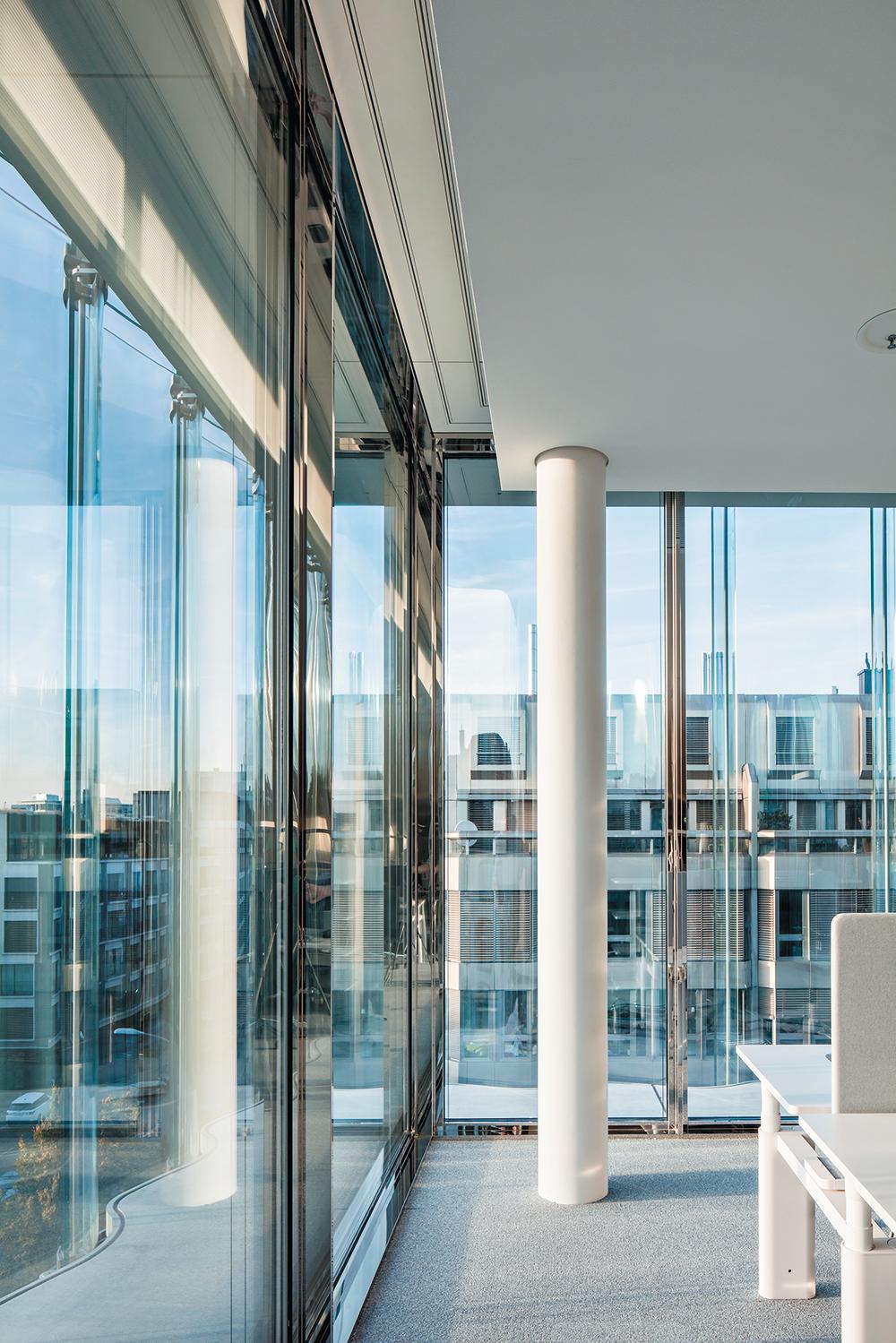 Das Haus fasst rund 800 Arbeitsplätze für 1100 Mitarbeiter. Die Schreibtische werden daher im Wechsel genutzt; nach Büroschluss gilt eine „clean desk policy”.