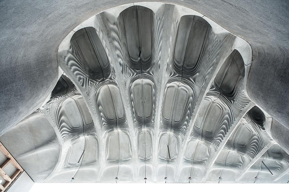 Die gedruckte Schalung prägt das feine Wellenmuster der Deckenunterseite. Es soll vor allem die Raumakustik verbessern.