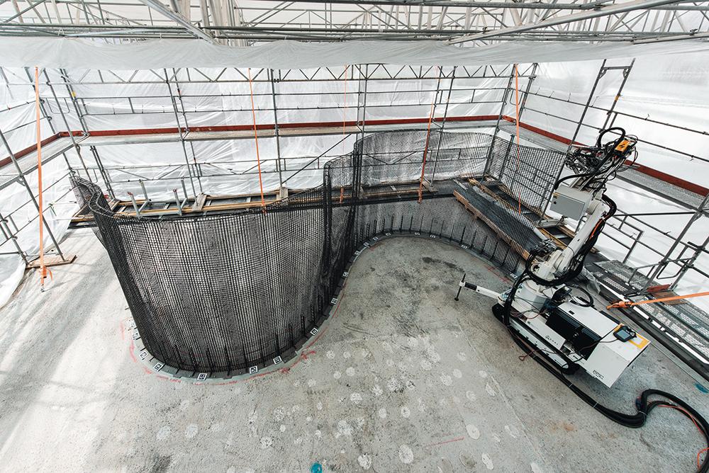 Die robotergefertigte Mesh Mould ist Bewehrung und zugleich Schalung für eine 12 m lange Betonwand.
