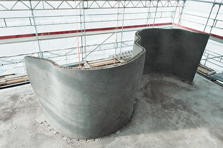 Die robotergefertigte Mesh Mould ist Bewehrung und zugleich Schalung für eine 12 m lange Betonwand.