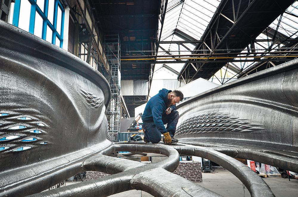 Schichtweise aus Edelstahl verschweißt ist diese Fußgängerbrücke von Joris Laarman Lab und Arup. Demnächst soll sie einen Altstadtkanal in Amsterdam überspannen.