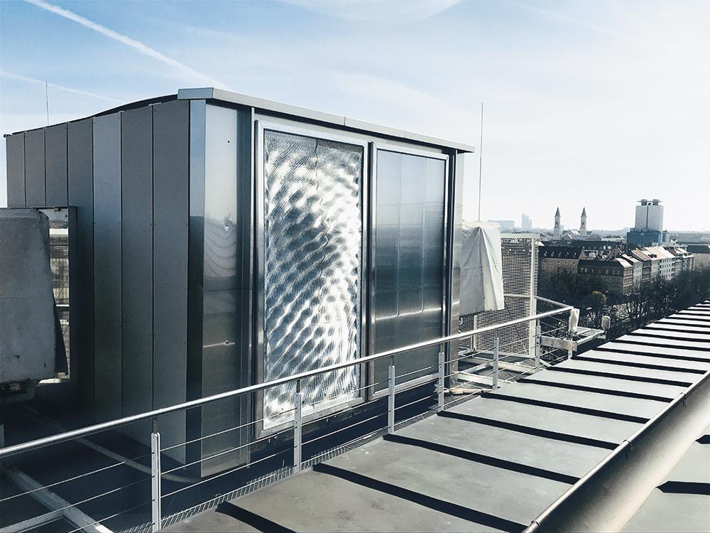 In einem Versuchsbau auf dem Universitätsdach werden die bauphysikalischen Eigenschaften der Kunststofffassade mit einer gleich großen Polycarbonat-Stegplatte verglichen.