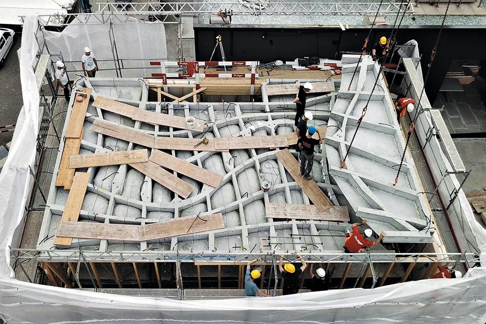 Die Decken liegt mittig auf einer 12 m langen, gekrümmten Wand auf. Daraus resultiert die unregelmäßige Rippengeometrie.