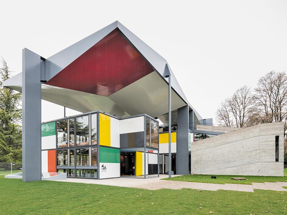Das Haus basiert auf einem System kubischer Stahlmodule mit 226 cm Innenmaß.