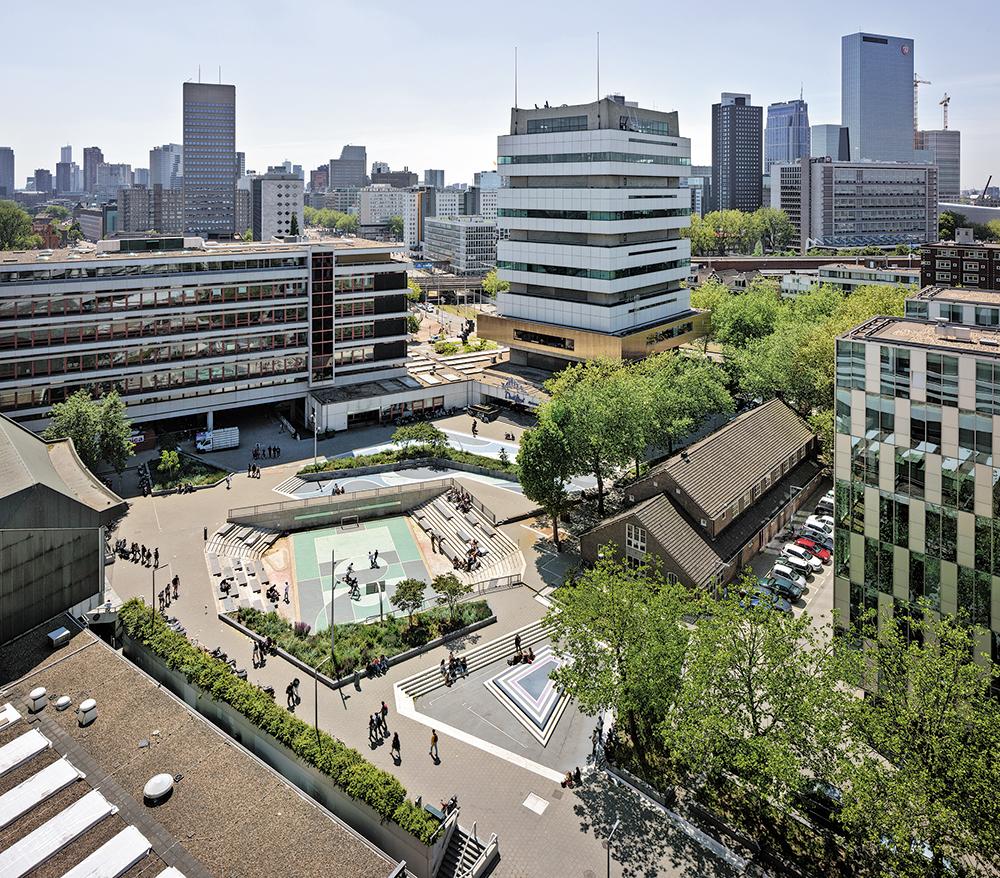 Aufenthaltsorte und Wasserrückhaltebecken in einem sind die Watersquares von De Urbanisten in den Niederlanden, hier am Bentheimplein in Rotterdam.