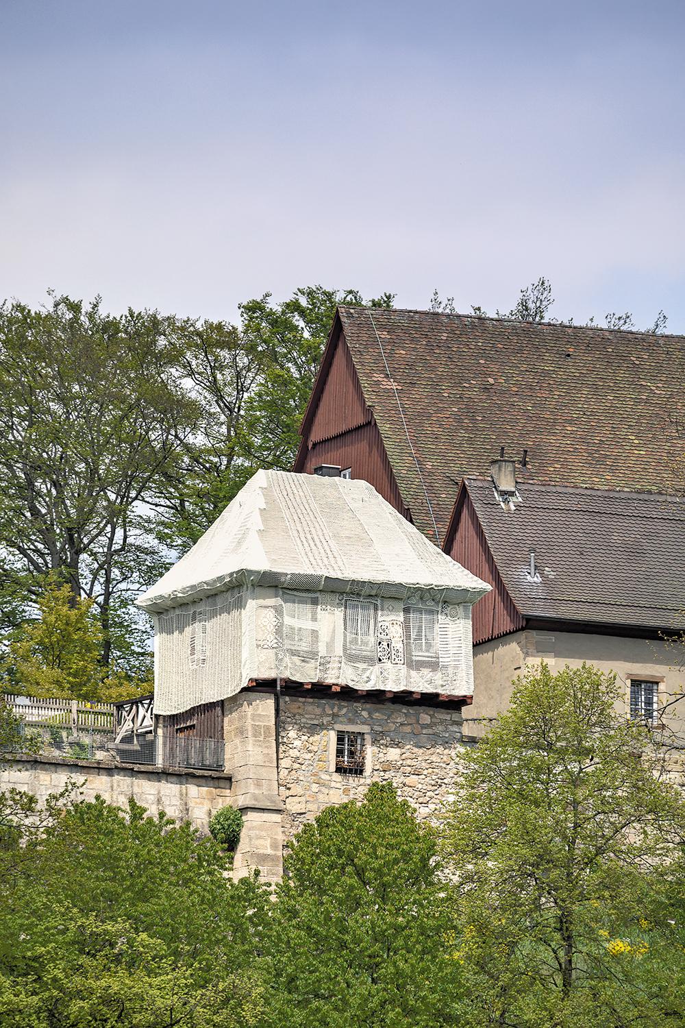 55 Freiwillige häkelten mit an der Installation von Hild und K im Kloster Lorch.