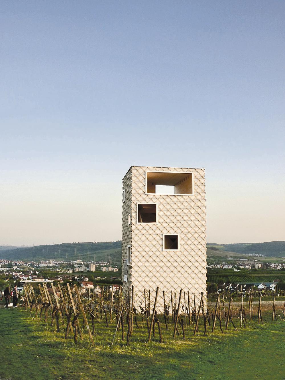 Panoramablicke bietet der Turm von Studio Rauch in Korb.