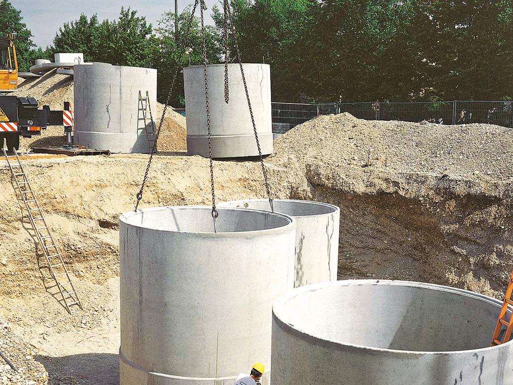 Slotted screen filter for installation in a rainwater cistern. The filters keep the roof runoff water free from contaminants such as leaves, blossoms or sand.