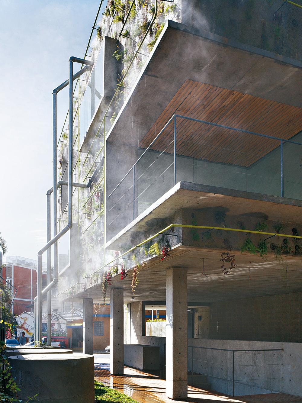 Regenwasser lässt sich in vielen Gebäuden sinnvoll verwenden. Dieser Flagshipstore der Architekten Triptyque in São Paulo nutzt das Wasser vom Dach als feiner Sprühnebel zur Fassadenbewässerung.