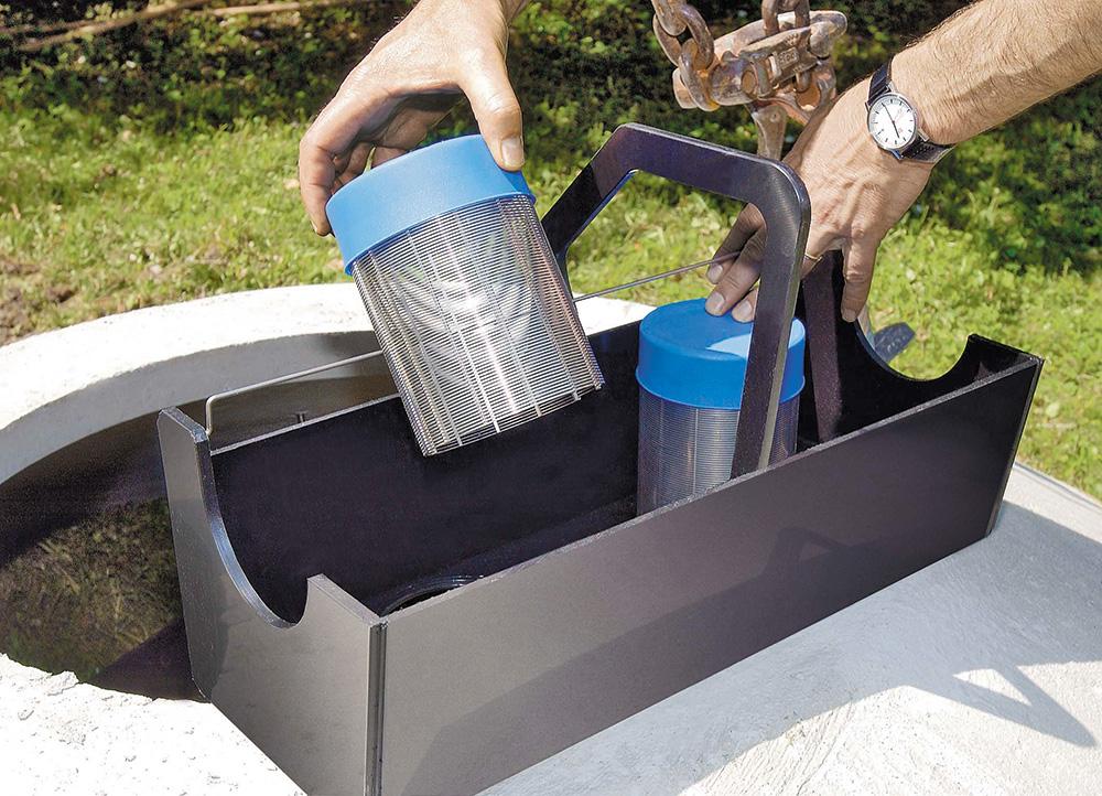 Einbau von Regenwasserspeichern aus Beton für eine Großanlage. Bei solchen Mehrbehälter-Anlagen sind die Filter meist in einen separaten Schacht eingebaut.