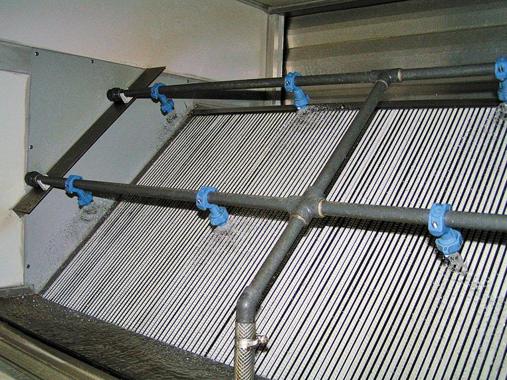 Spaltsiebfilter zum Einbau in eine Regenwasserzisterne. Die Filter halten Verschmutzungen wie Blätter, Blüten oder Sand aus dem Dachablaufwasser zurück.