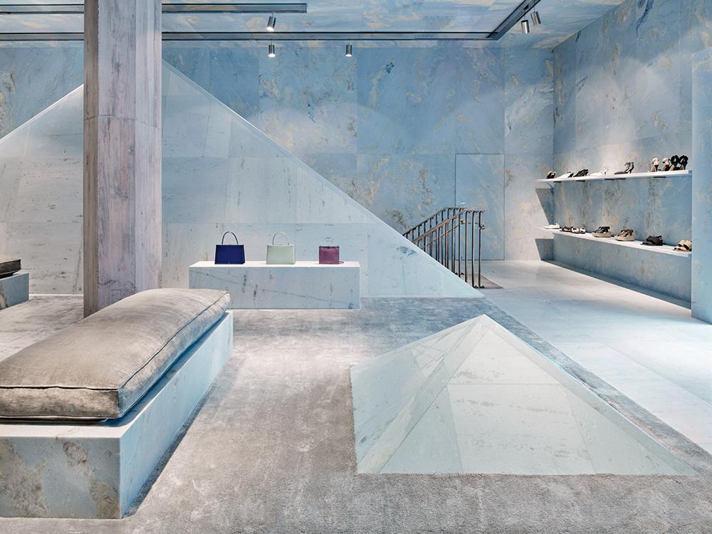 Celine Flagshipstore (2018)  Architekten: Valerio Olgiati, olgiati.net; Bauherr: Céline; Standort: 154 NE 41st Street, Paseo Ponti Space 116,  Miami, FL 33137 (US)  Ladenfläche: 487 m²