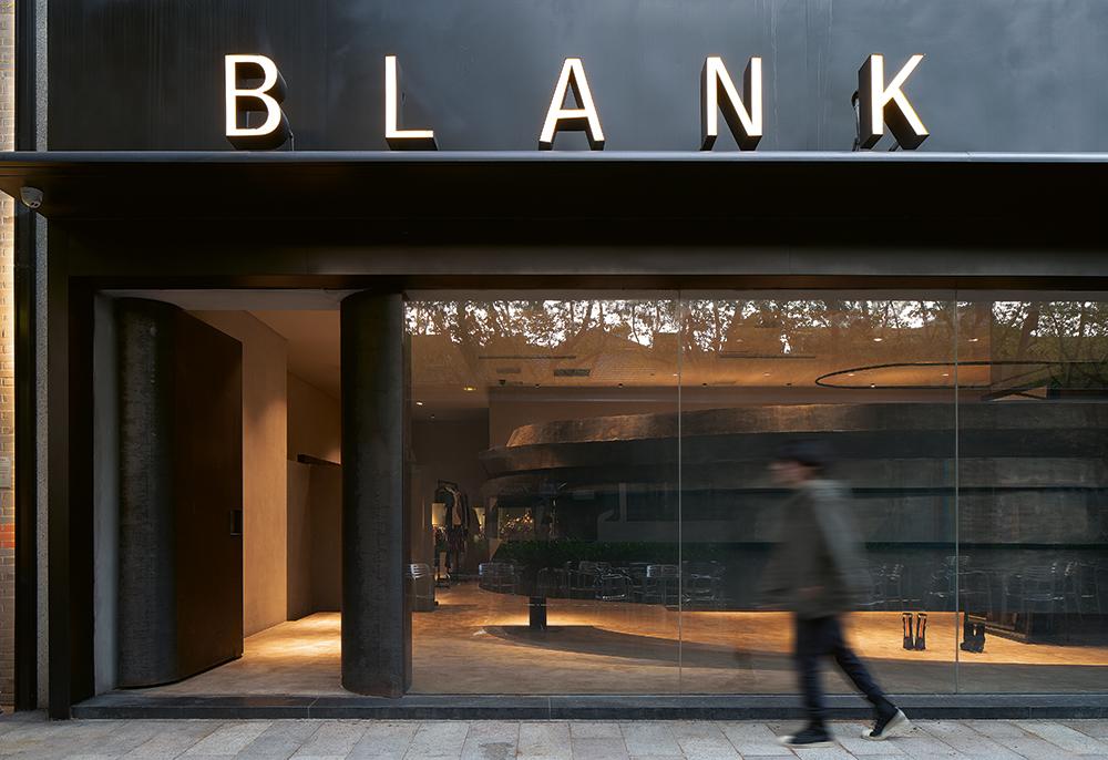 Blank Store (2017) Architekten: AN, Hangzhou wengshanwei.com Bauherr: Shanghai Zedong Garments; Standort: Xintiandi,  Shanghai (CN) Ladenfläche: 500 m²