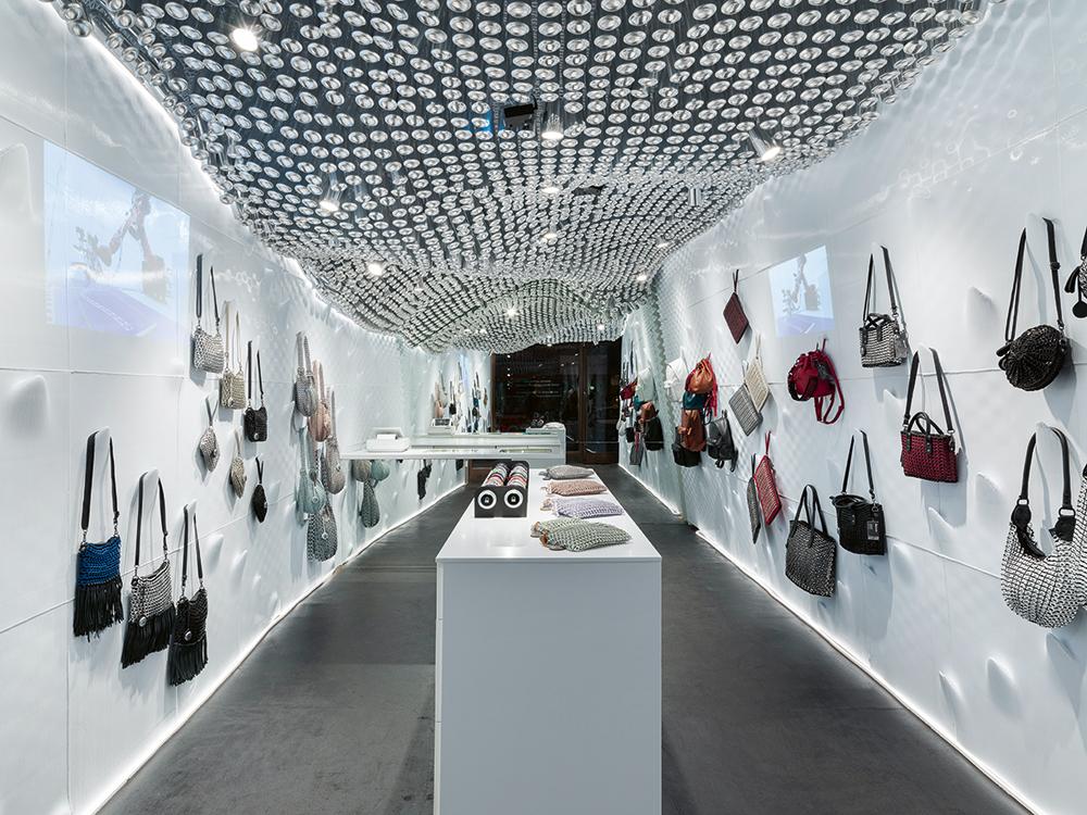 Bottletop Flagshipstore (2018); Architekten: Krause Architects krausearchitects.com; Interior Design: Bottletop 3D-Druck: Ai Build ai-build.com; Bauherr: Bottletop Standort: 84 Regent Street, London W1B 5RS (GB) Ladenfläche: 28 m²