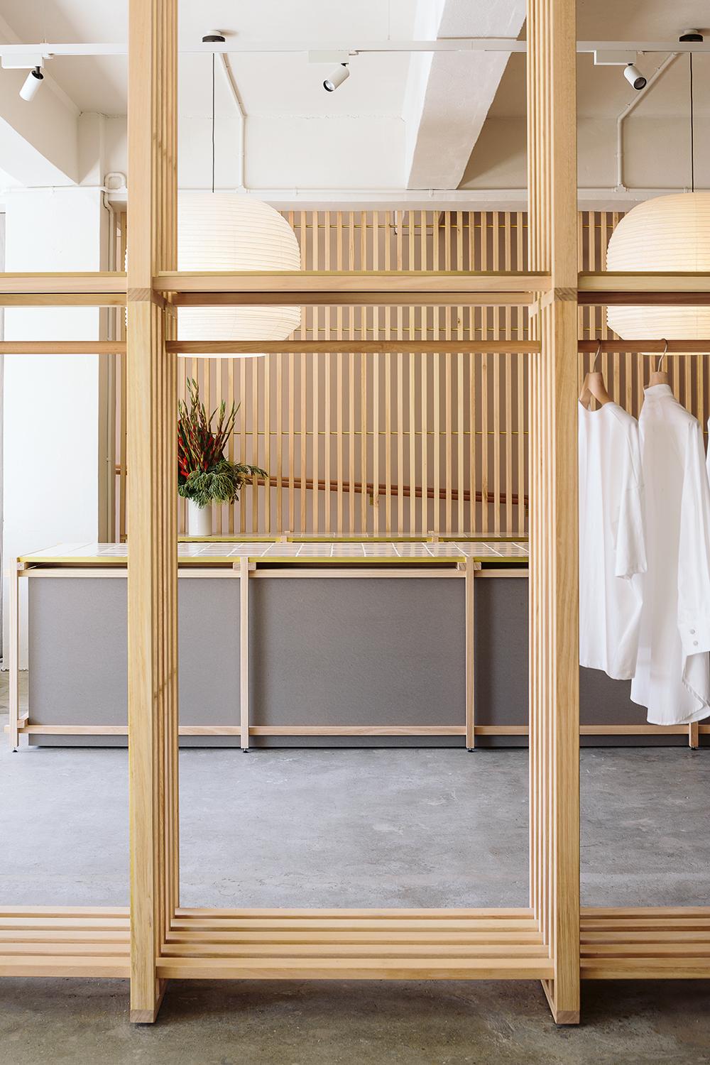 Kowtow Flagshipstore (2018) Architekten: Makers of Architecture, Wellington makersofarchitecture.co.nz Innenarchitekten: Knight Associates, Auckland knightassociates.co.nz Bauherr: Kowtow Clothing Standort: 29 College Street, Te Aro, Wellington 6011 (NZ) Ladenfläche: 120 m²
Für den Entwurf der lamel-lenartigen Struktur ließen sich die Architekten sowohl von dem Schiebewand-System Sail von Rimadesio als auch den Sonambient-Skulpturen von Harry Bertoias aus den frühen 60er-Jahren inspirieren.