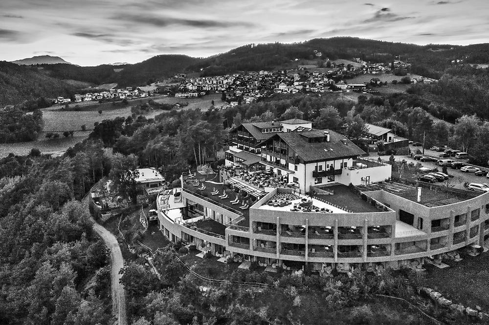 Umbau und Erweiterung Hotel Belvedere in Jenesien (2019)
Architekten: bergmeisterwolf, Brixen bergmeisterwolf.it
Bauherr: Hotel Belvedere / Hans Leonhardy und Renate Winkler
Standort: Pichl 15, 39050 Jenesien (IT)