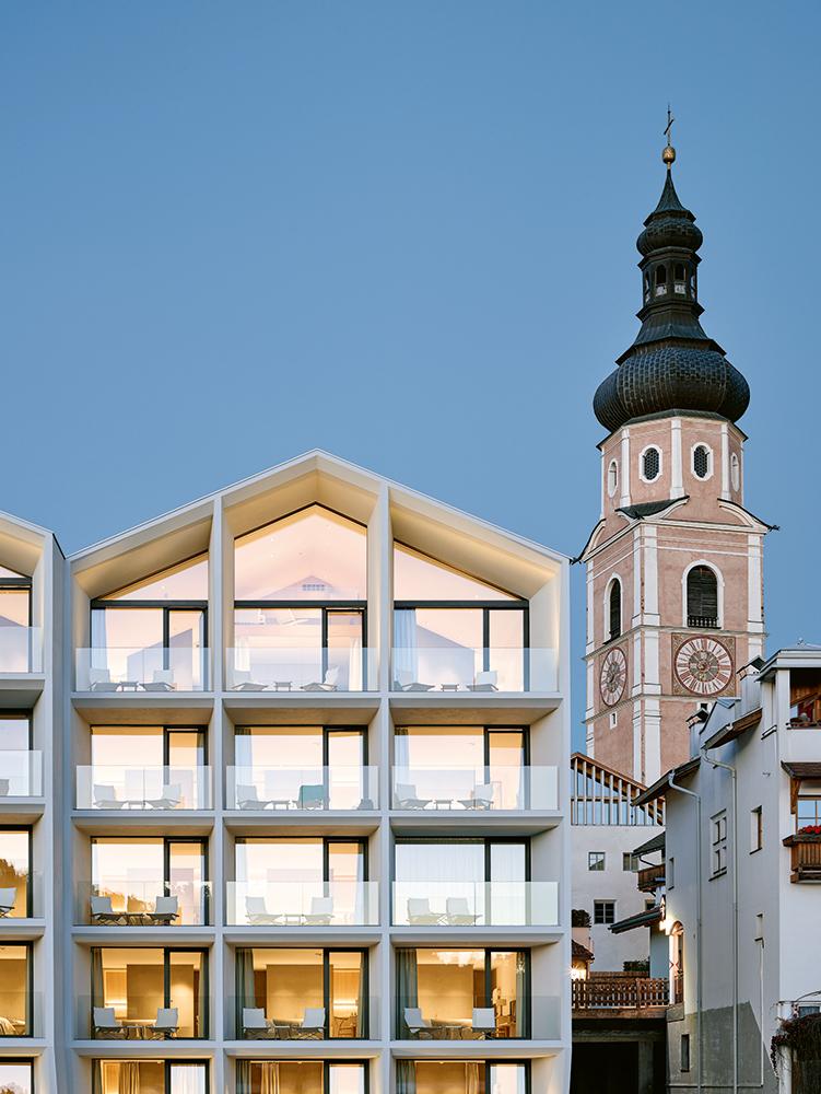 Umbau und Neugestaltung Hotel Schgaguler in Kastelruth (2018), schgaguler.com
Architekten: Peter Pichler Architecture, Mailand, peterpichler.eu
Innenarchitektur: Peter Pichler Architecture und Martin Schgaguler
Bauherr: Hotel Schgaguler
Standort: Dolomitenstraße 2, 39040 Kastelruth (IT)